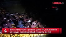 Diyarbakır'da devrilen TIR'daki portakallar yola saçıldı