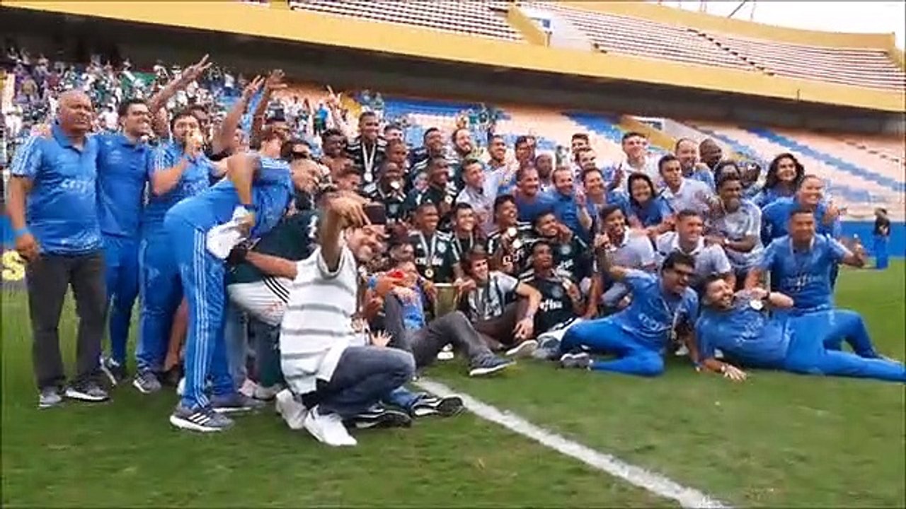 Sub-20 do Palmeiras comemora o bi do Paulista veja a festa dos jogadores