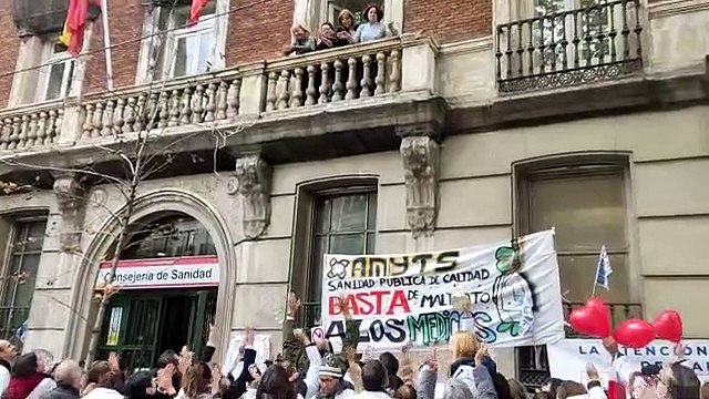 Apoyo a los médicos del comité de huelga encerrados en la Consejería de Sanidad de Madrid