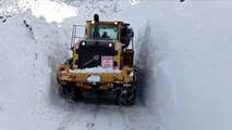 Ekipler üs bölgesi yolunda 4 metreyi bulan karla mücadele ediyor