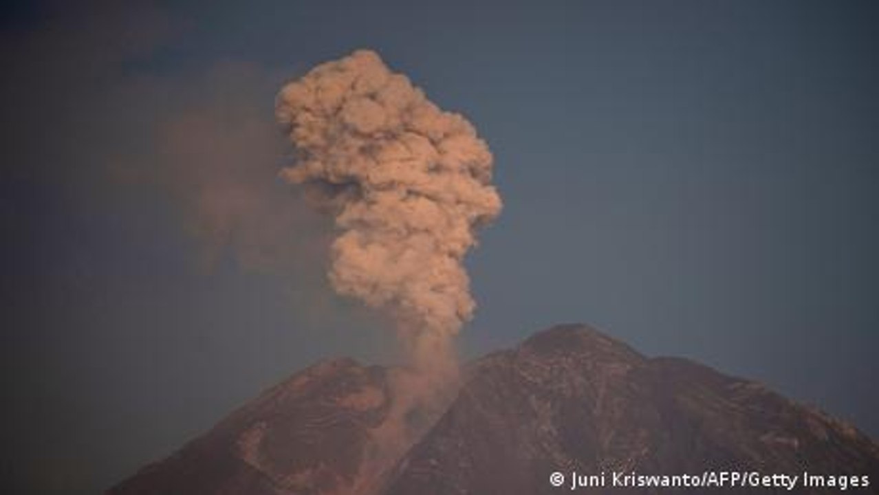 Where does carbon dioxide in volcanic eruptions come from?