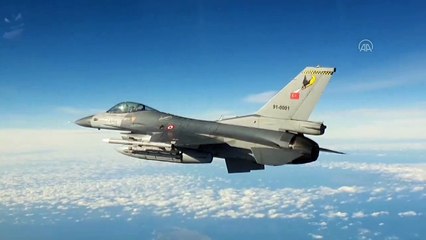 Türk savaş uçakları Ege'de eğitim uçuşu yaptı