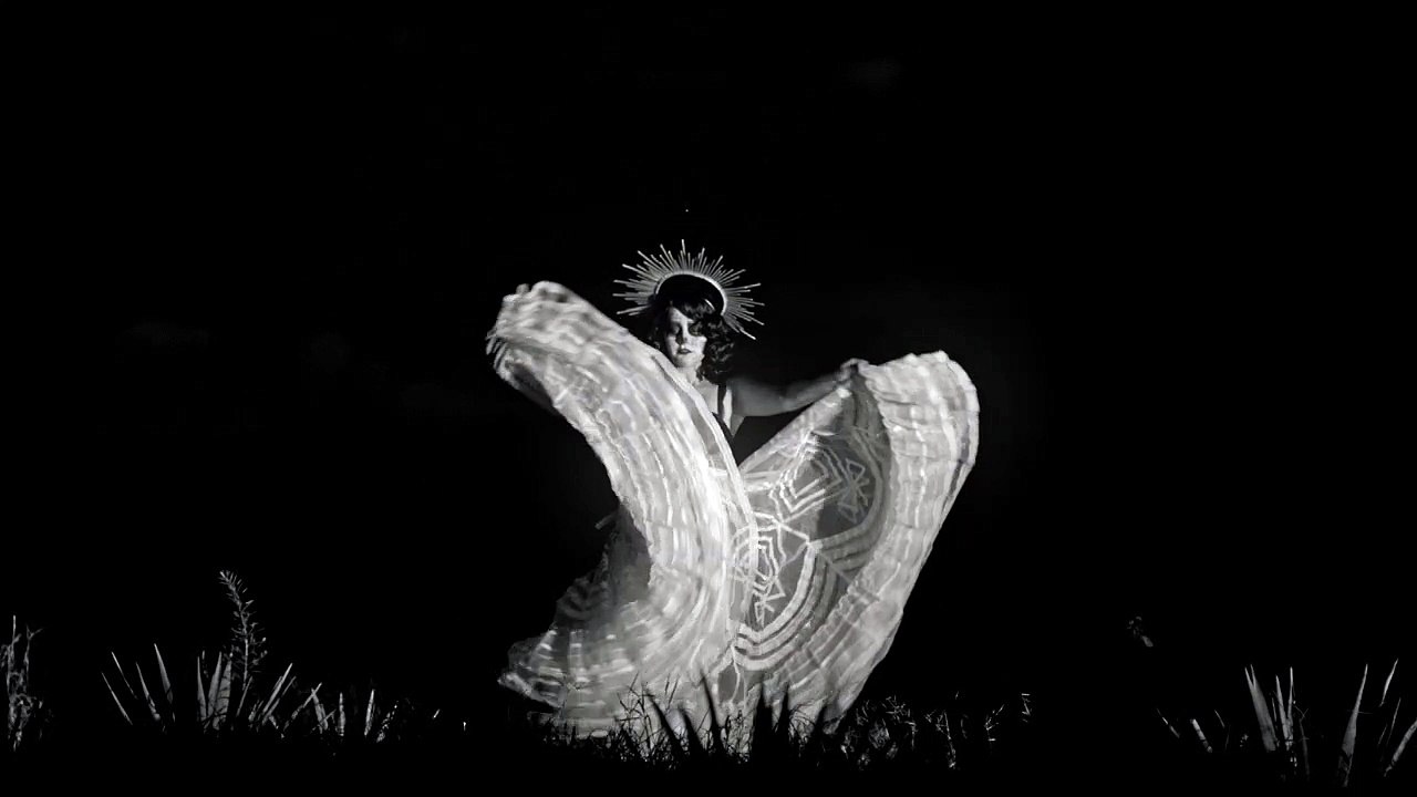 Seorang - gadis - menari - ruang - terbuka - mixkit-catrina-dancing-on-the-night-of-the-day-of-the-44257-medium