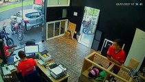 Cet employé attentif sauve la voiture d'une cliente