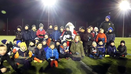 Photo de groupe des U7 avec le Père Noël le 13/12/2022