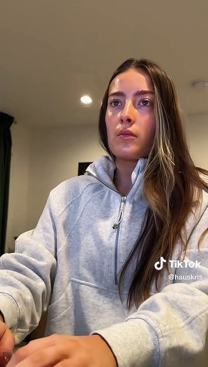 Mujer corre un maratón usando una caminadora mientras trabaja