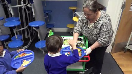 عائلات بريطانية تواجه صعوبات في تأمين تكلفة وجبة الغداء لأبنائها في المدارس