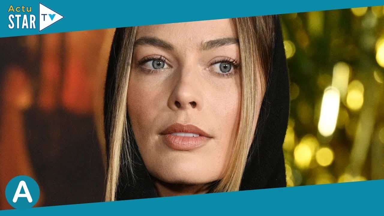 Margot Robbie à tomber dans une petite robe à c...