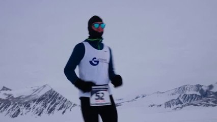 Video herunterladen: Sean Tobin bate el récord de maratón de hielo antártico con 2 horas y 53 minutos