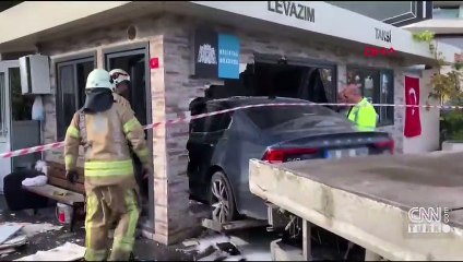 Beşiktaş'ta otomobille taksi durağına daldı