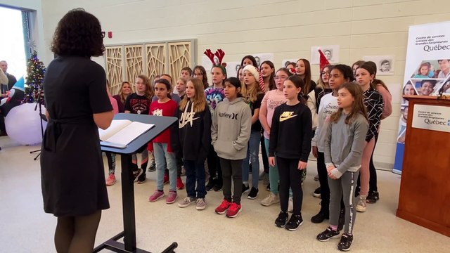 Des élèves de 5e et 6e accueillent les visiteurs avec une chanson