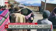 Bachilleres bailan envueltos en frazadas, la curiosa tradición en un municipio de La Paz
