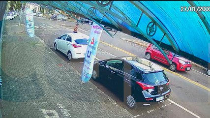 Câmeras flagram briga antes de homem ser esfaqueado no Centro