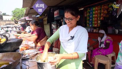 Kolhapur Madhura Didi Selling Biggest Sabudana Vada Rs. 15_- Only l Kolhapur Street Food