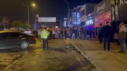 Kaza yapan araçlardan biri eğlence mekanının girişine çarptı, 5 kişi yaralandı