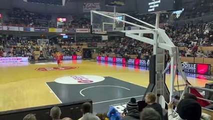 Lancer de peluches à l'Elan Chalon pour le Secours Populaire (16 décembre 2022)