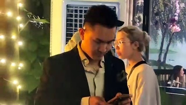 Con trai Hoài Linh bất ngờ xuất hiện trò chuyện thân mật cùng Tam Triều Dâng tại sự kiện.