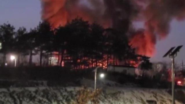 인천에서 버스가 경차 추돌해 주차장 돌진...5명 부상 / YTN