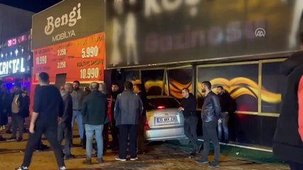 Kaza yapan araçlardan biri eğlence mekanının girişine çarptı, 5 kişi yaralandı