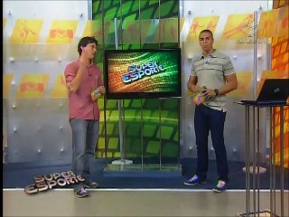 Valdivia se machuca em treino e sai do gramado carregado