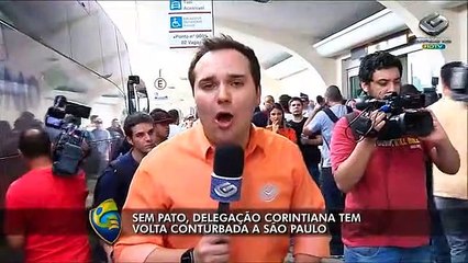 Torcida corintiana protesta no desembarque do clube em SP