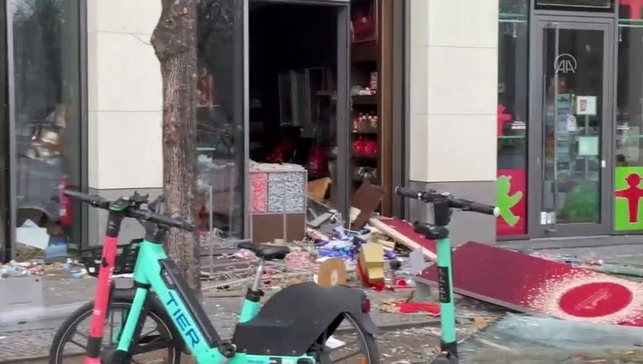 İçinde 1500 balığın bulunduğu dev akvaryum patladı