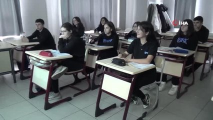 Başarılı eğitim hayatıyla, Kanada'da Türkiye'nin minik elçisi olmaya hak kazandı