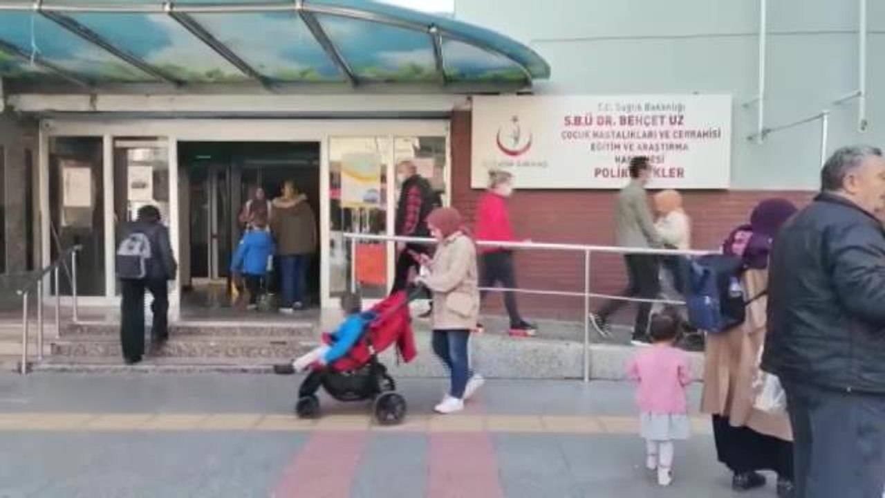 İzmir'de Çocuk Acil Servislerinde Uzun Kuyruklar Oluştu. Tabip Odası Başkanı Kaynak: "Sağlık Sistemi Baştan Düzenlenmeli"