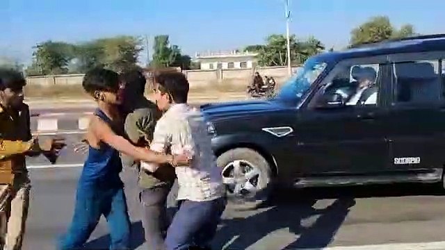 दौसा. राष्ट्रीय राजमार्ग पर चालक व खलासियों में लाठी डंडों से मारपीट, लगा जाम