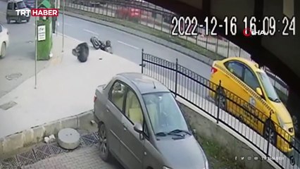 Motosiklet, ani manevra yapan taksiye çarptı