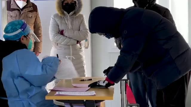 Pekín administra vacunas inhalables para frenar el repunte de COVID