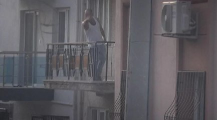 6 aylık bebeğinin annesini balkonda bıçakla rehin aldı