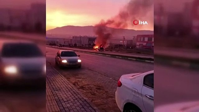 Bursa’da bir otomobil alev alev yandı