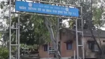 मुल्ताई :बाउंड्री वॉल पर पेड़ गिरने से बाउंड्री हुई क्षतिग्रस्त..