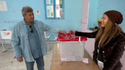 Abren los colegios electorales en Túnez para elegir un debilitado Parlamento
