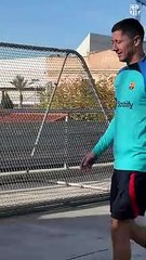 Robert Lewandowski vuelve al FC Barcelona con nuevo look tras el Mundial / FCB