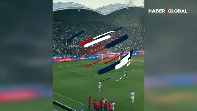 Derbi maçında ortalığı savaş alanına çeviren anlar! Hakem maçı yarıda kesti