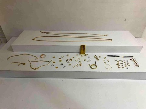 Kendilerini polis ve savcı olarak tanıttılar, kuyumcunun 4 milyon 500 bin TL değerindeki altınlarını çaldılar