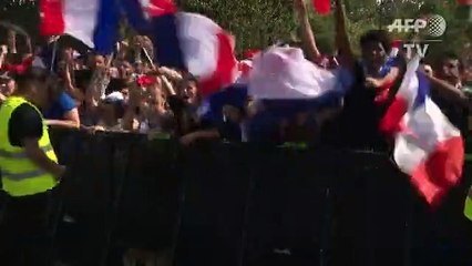 Franceses foram ao delírio diante da torre Eiffel em Paris