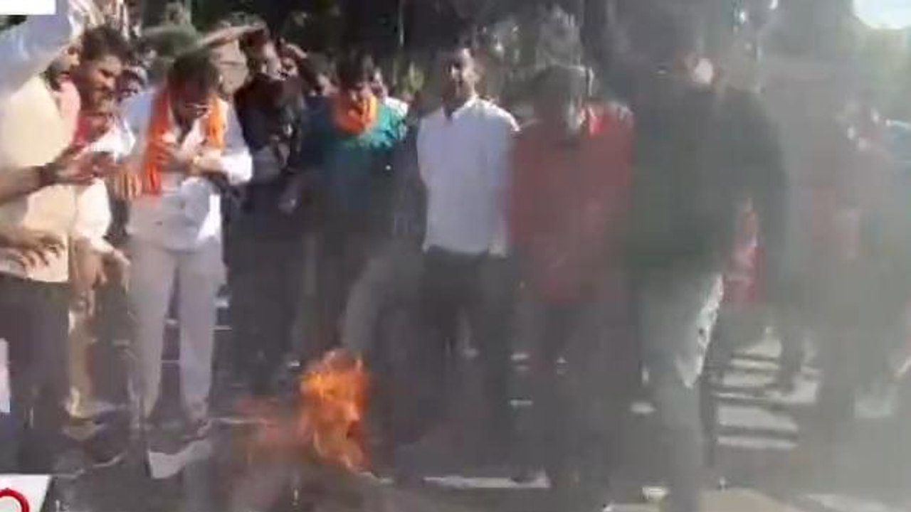 देवास: प्रधानमंत्री पर की गई टिप्पणी को लेकर पाकिस्तान के विदेश मंत्री का जलाया पुतला
