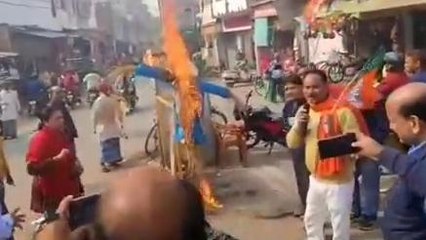 अयोध्या: पाकिस्तान के विदेश मंत्री का भाजपा कार्यकर्ताओं ने पुतला दहन कर जताया विरोध