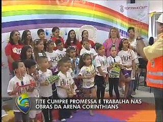 Tite cumpre promessa e trabalha com operários em obra