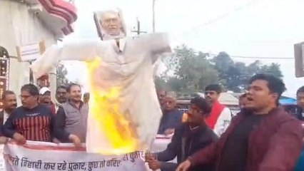 सुपौल: जहरीली शराब से मौत को लेकर भाजपा कार्यकर्ता ने मुख्यमंत्री का फूंका पुतला