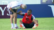 Imagens de Mbappé no treino da França