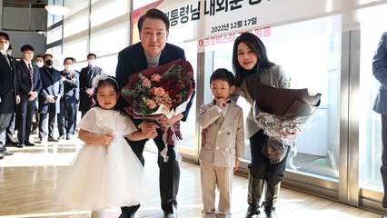 尹 부부, 서초동 사저 찾아 주민에게 작별 인사 / YTN