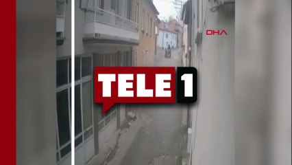 Traktörden çıkan lastik valinin makam aracına çarptı