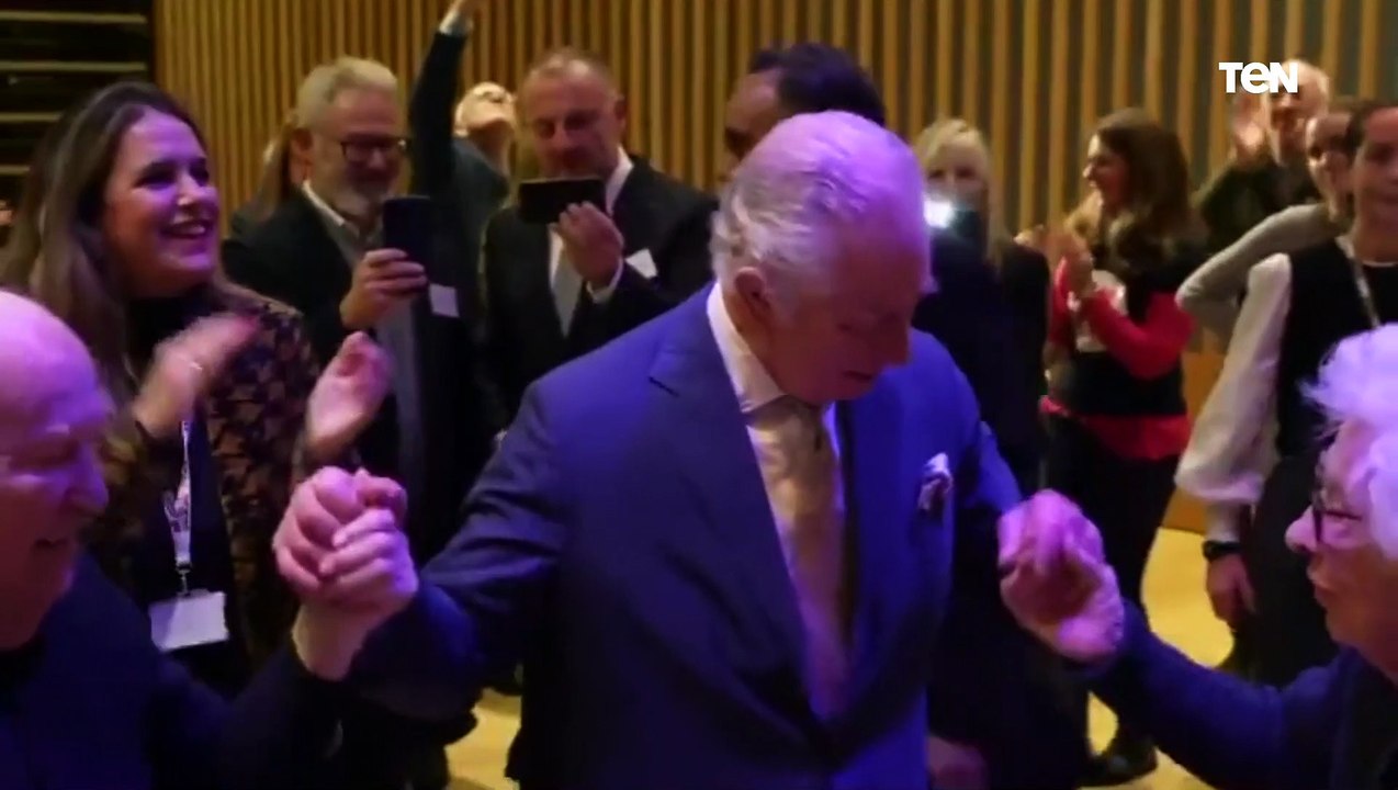 الشباب شباب القلب مش السن..الملك تشارلز الثالث يرقص خلال زيارته أحد مراكز الجالية اليهودية في لندن