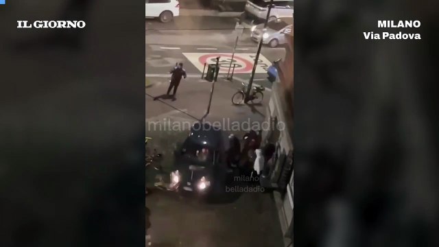 Follia in via Padova a Milano: auto investe il marciapiede e distrugge auto e segnaletica