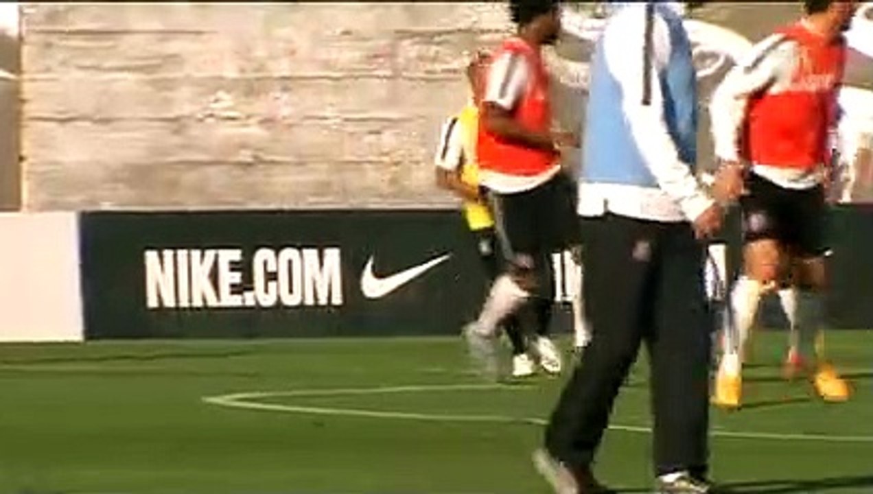 Dentinho e Paulinho comparecem ao treino do Corinthians