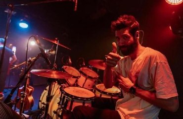 Müzik grubu üyesi Mehmet, konser sonrası yumruklu saldırıda ağır yaralandı; olay kamerada